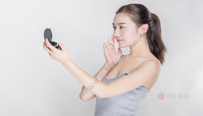 化妆搓泥是什么原因 上妆搓泥补救方法(图2) 化妆搓泥是什么原因