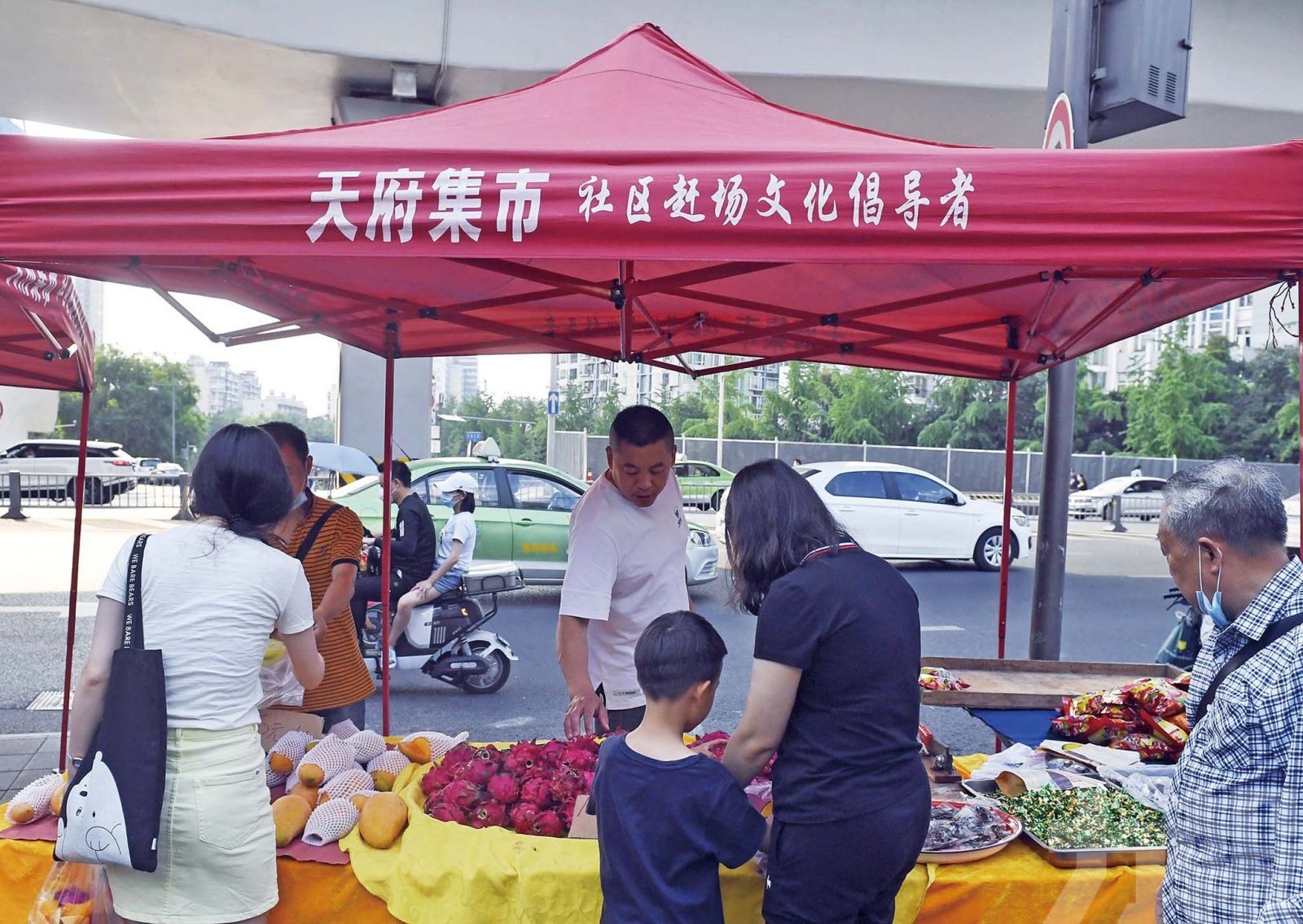 至少38地鼓勵地攤經濟