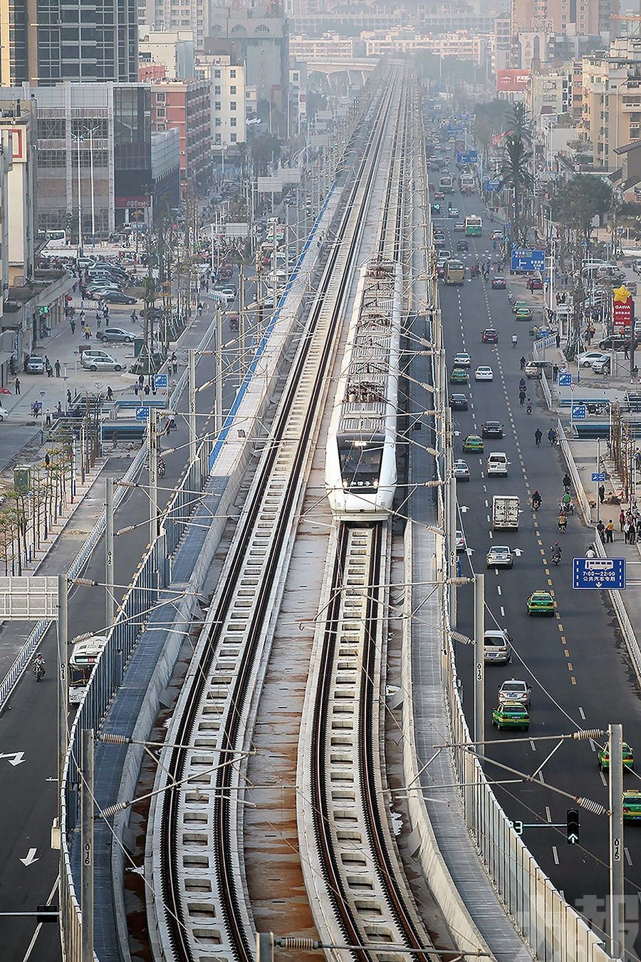 鐵路2,500公里 高速路4,500公里