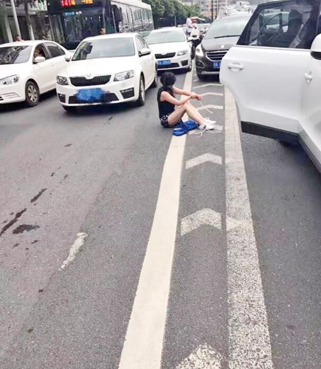 肉票被綁手腳跌出車