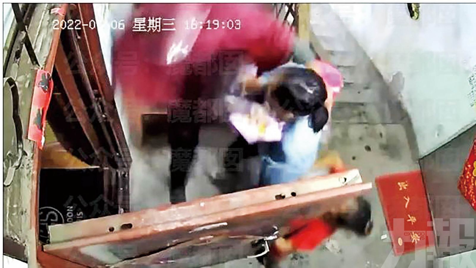 母女家門口遭雨衣男瞬間拖進屋