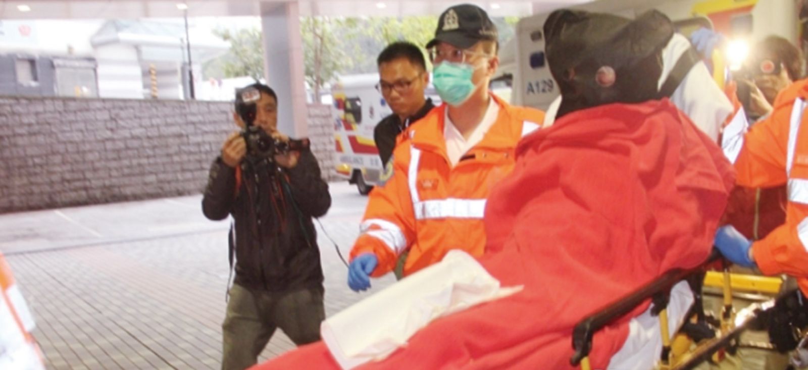 醉酒港男搶警槍