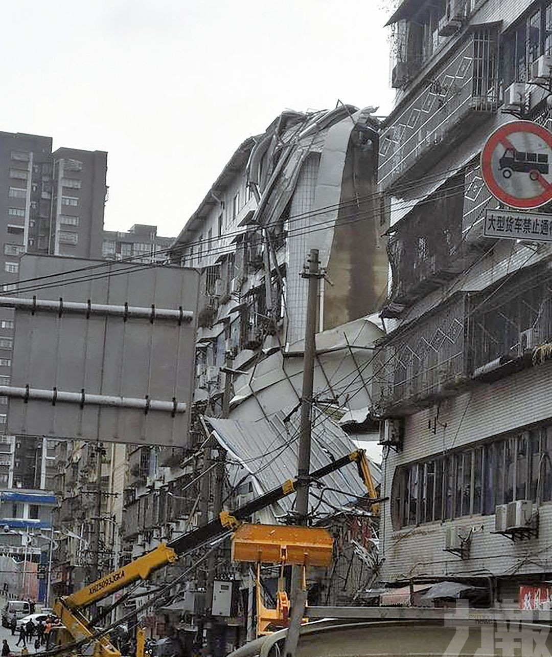 13級大風夾帶冰雹突襲四川