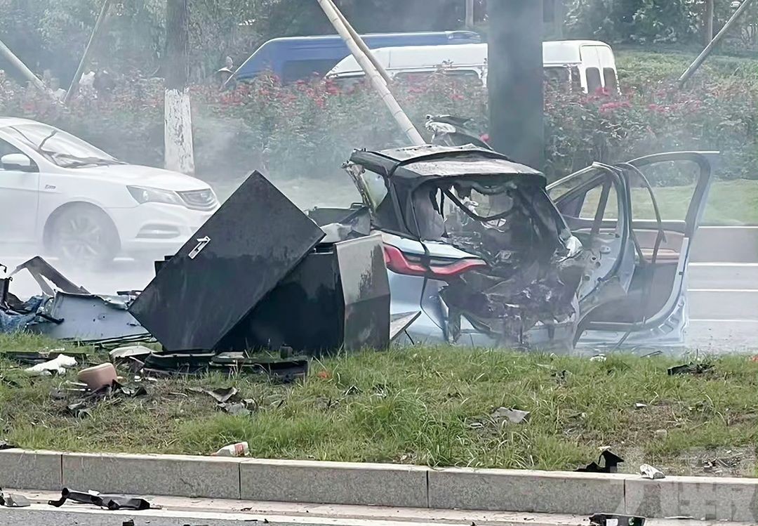 蔚來電動車撼柱解體爆炸