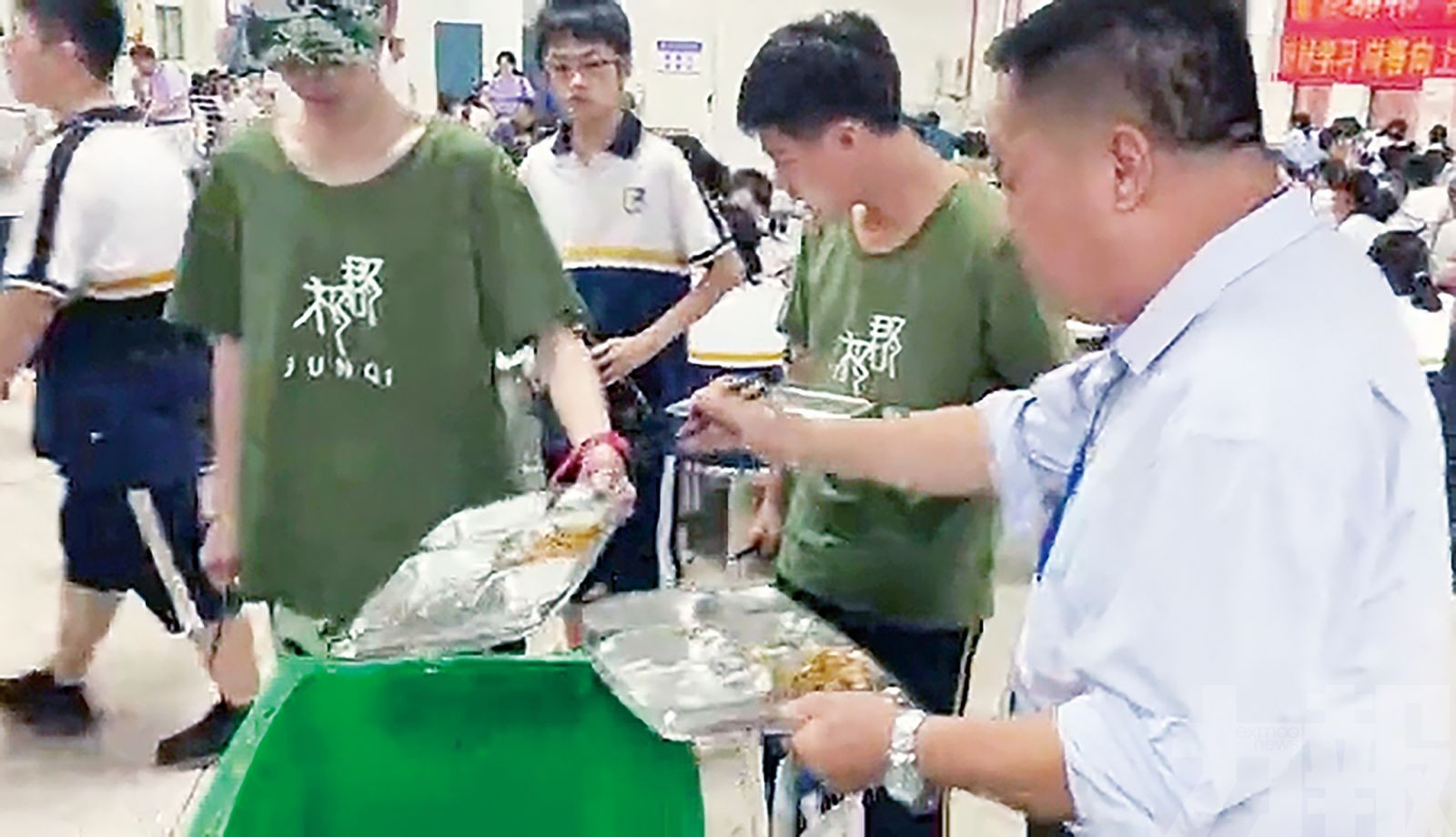 三餐都吃學生剩飯