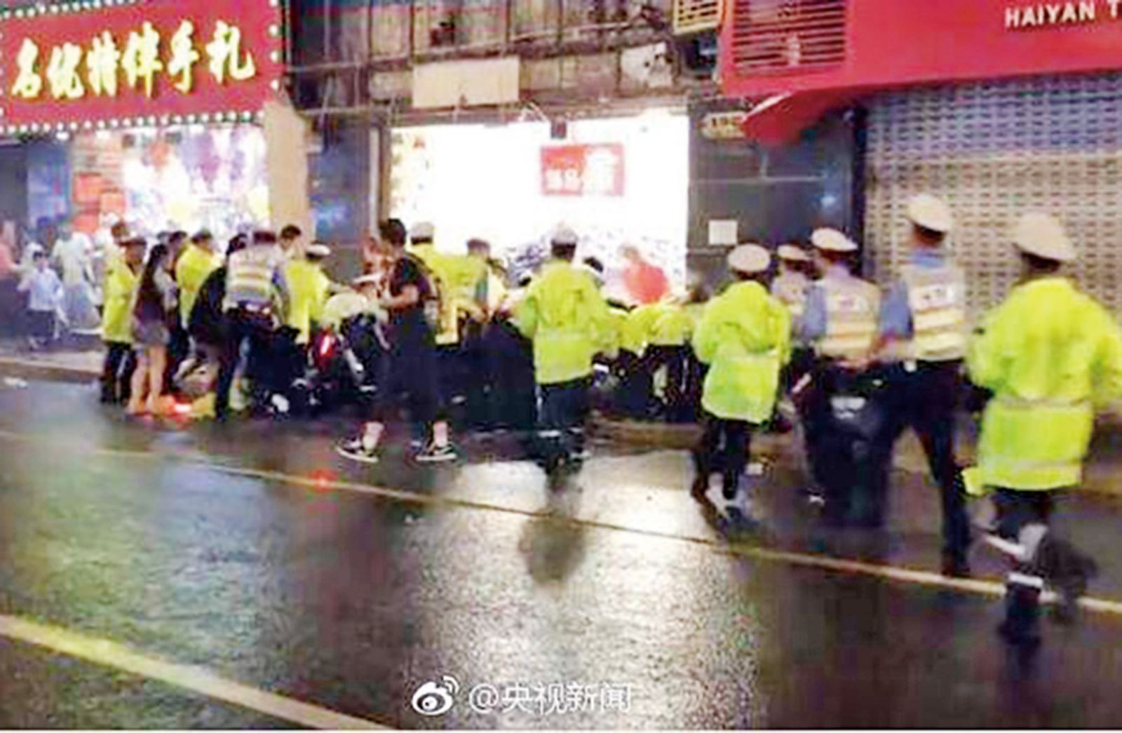 上海外灘商店招牌掉落