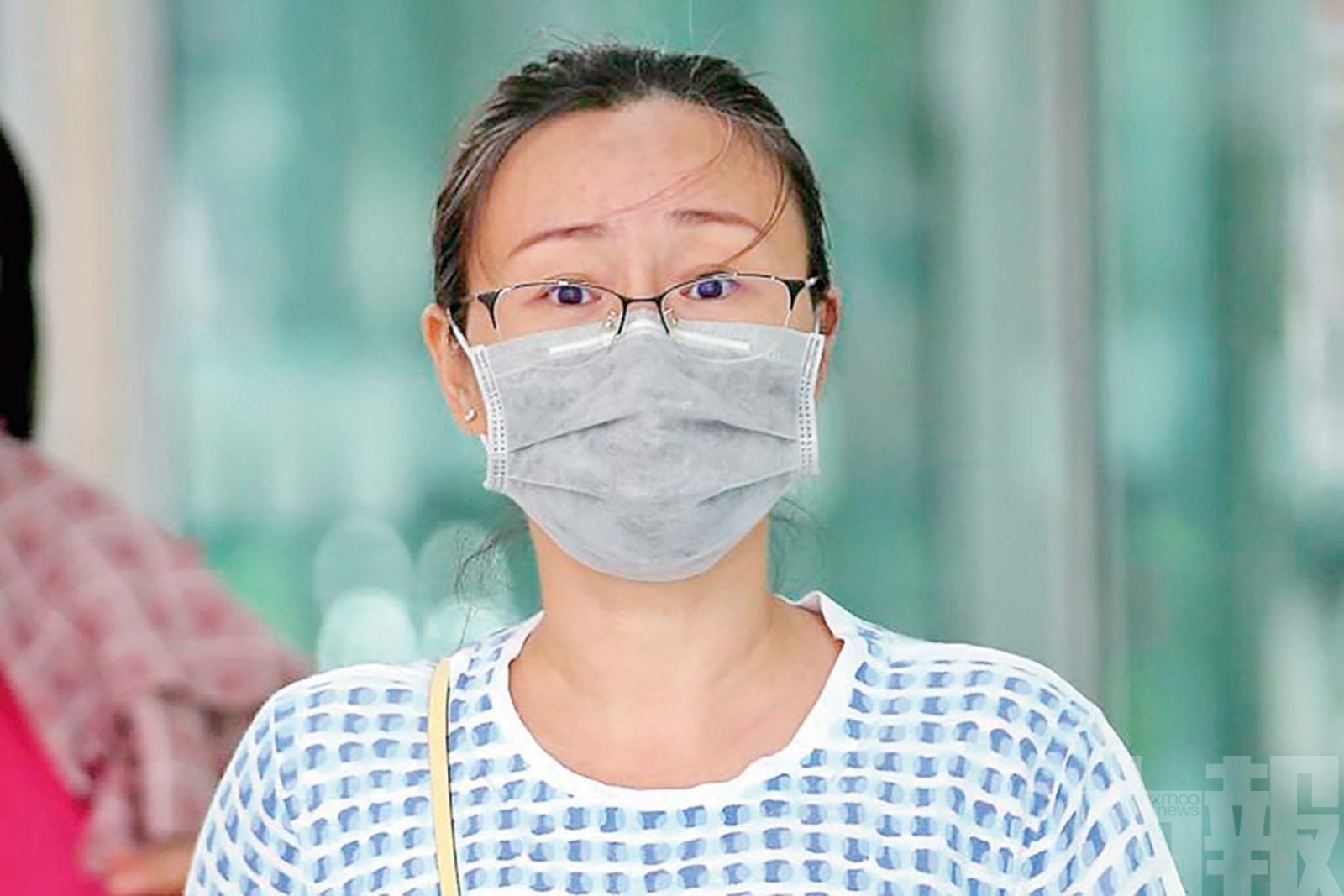 不戴口罩兼對保安打噴嚏