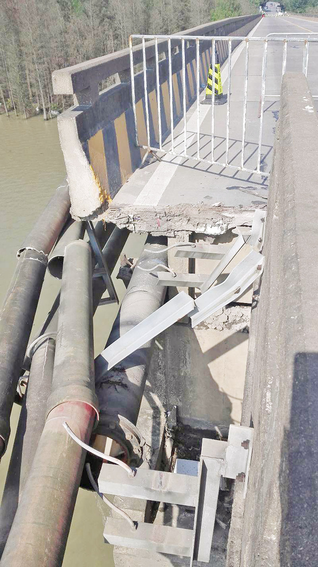 千噸貨船撞珠海蓮溪大橋