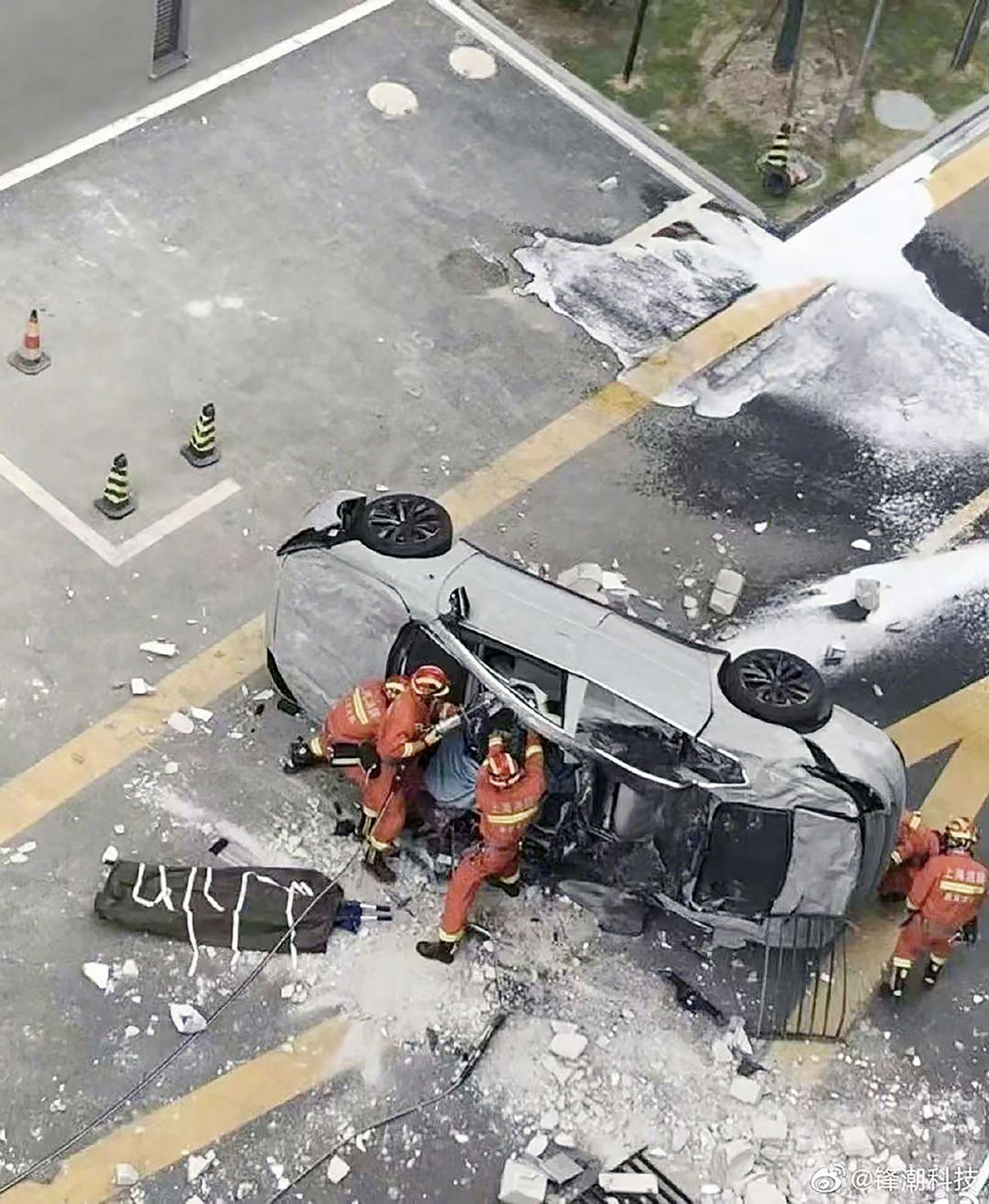 蔚來汽車衝出上海總部三樓墜落