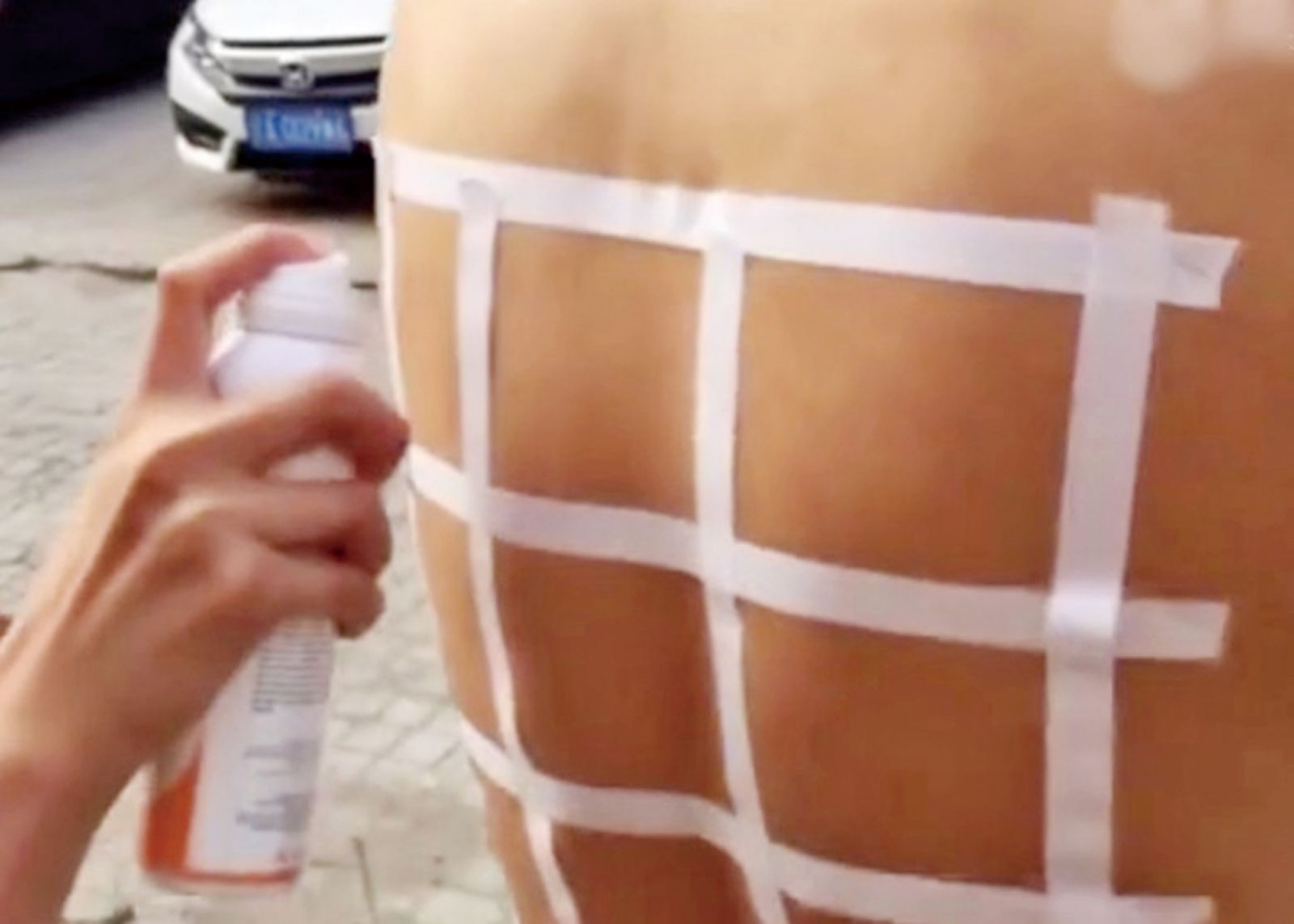遼男為愛妻測防曬霜