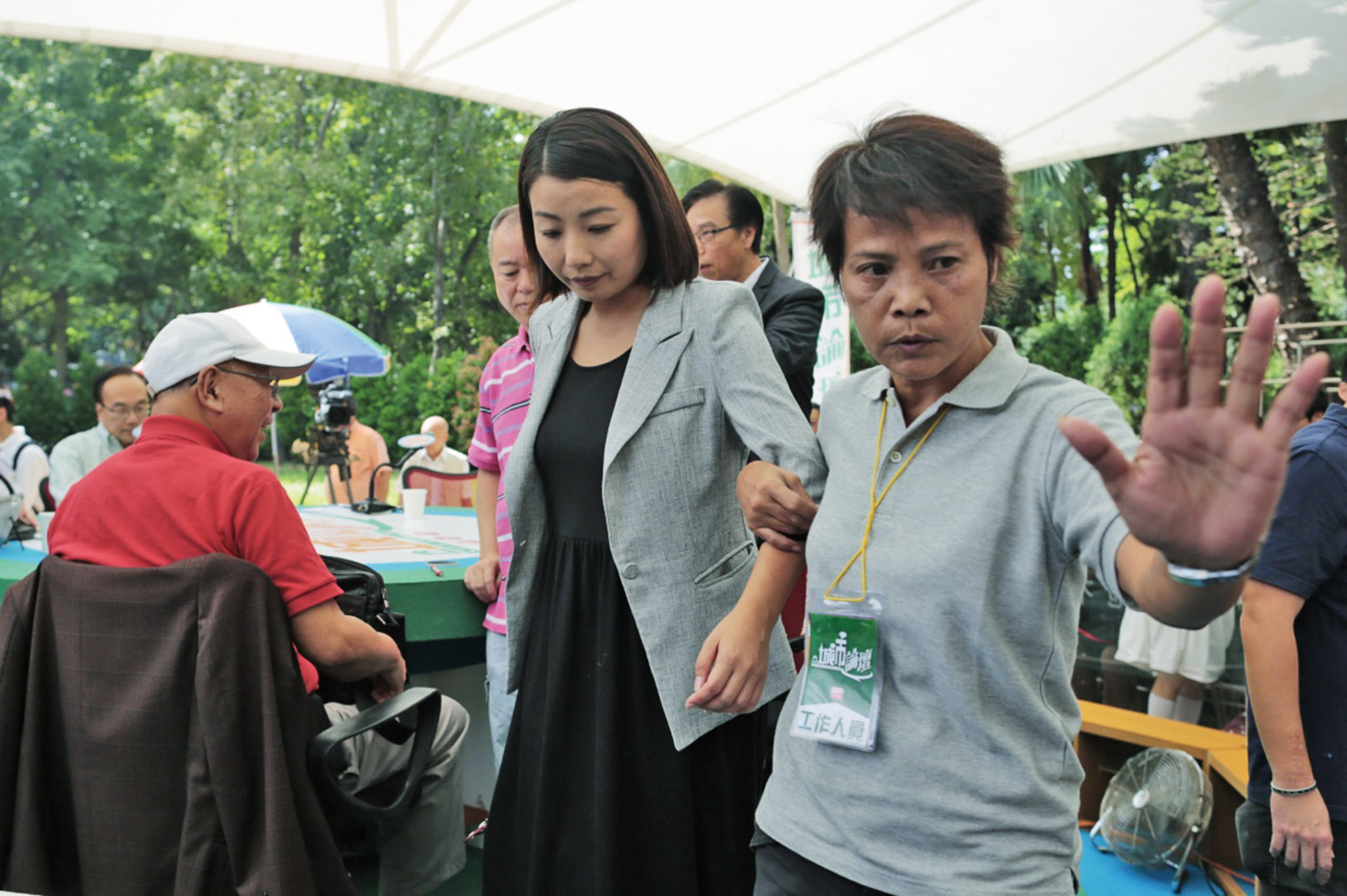 泛民議員劉小麗遭掟鞋