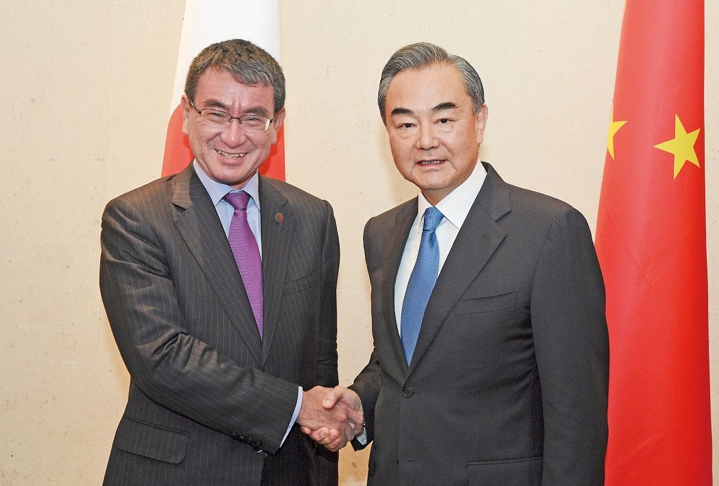 王毅在新加坡晤日外長