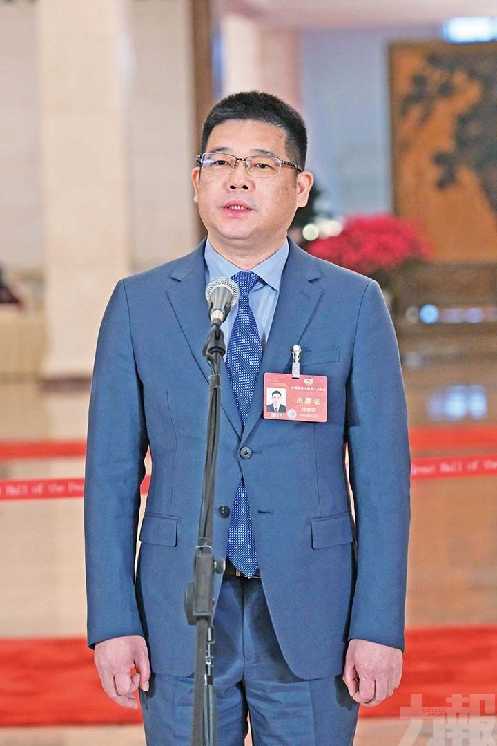 「寧願睡地板也要做市場」