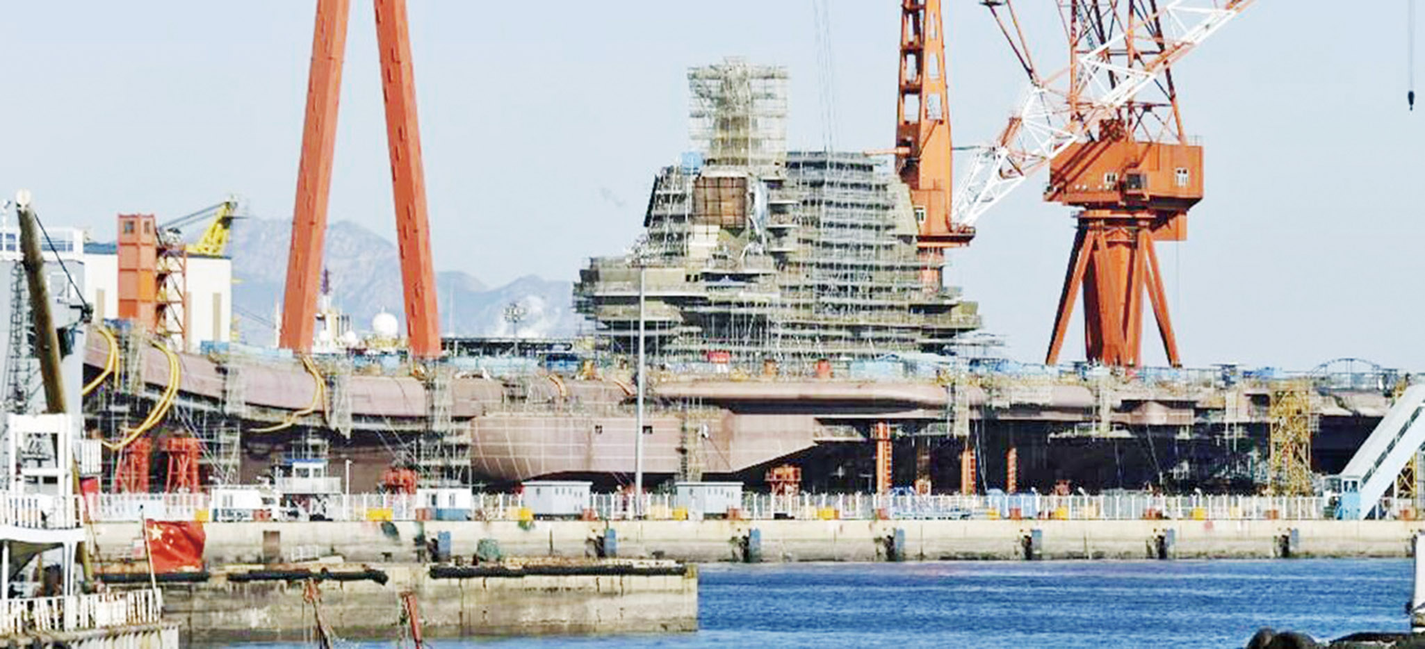 日媒偷拍中國航母建造