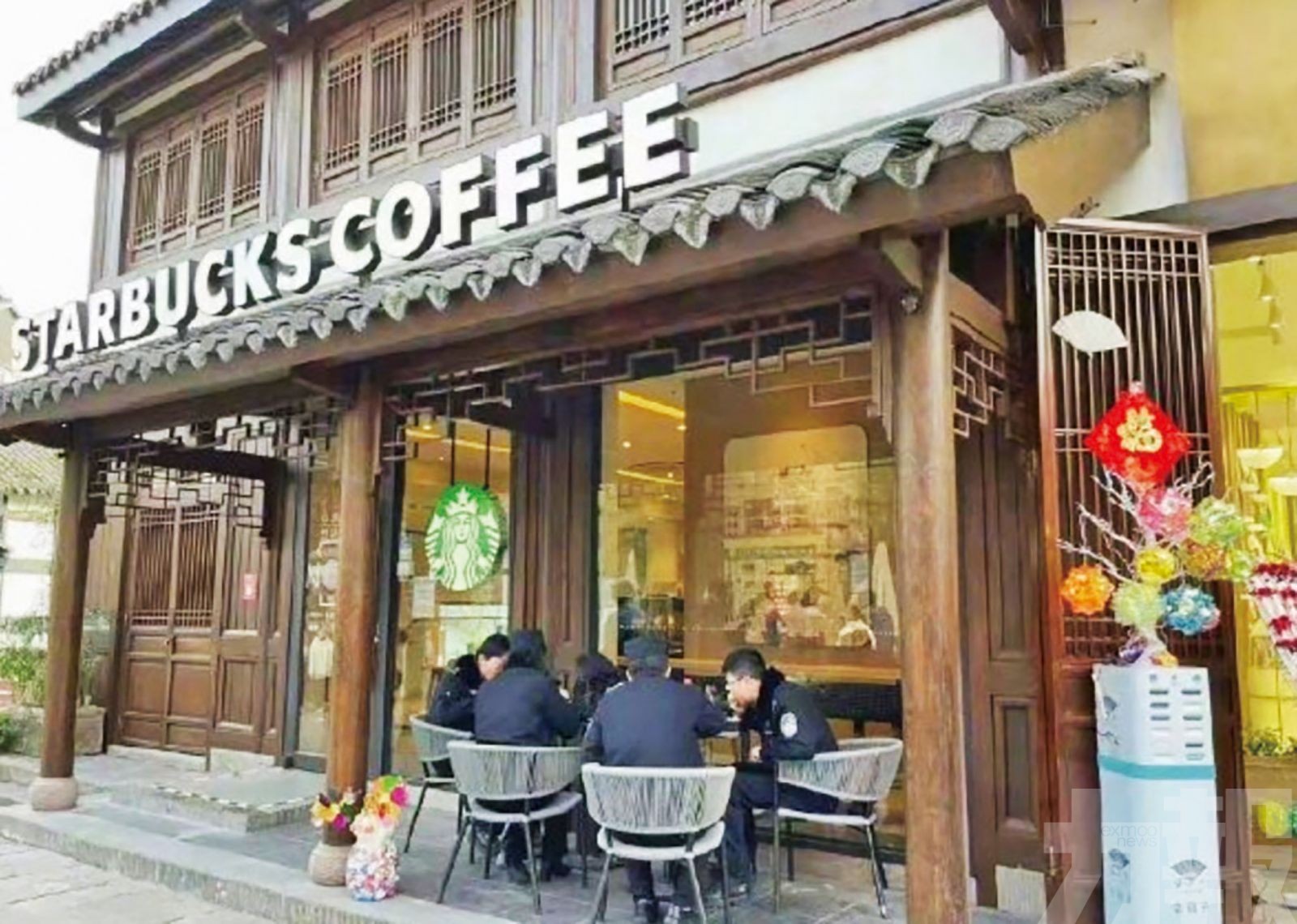 店員驅趕吃盒飯民警引眾怒