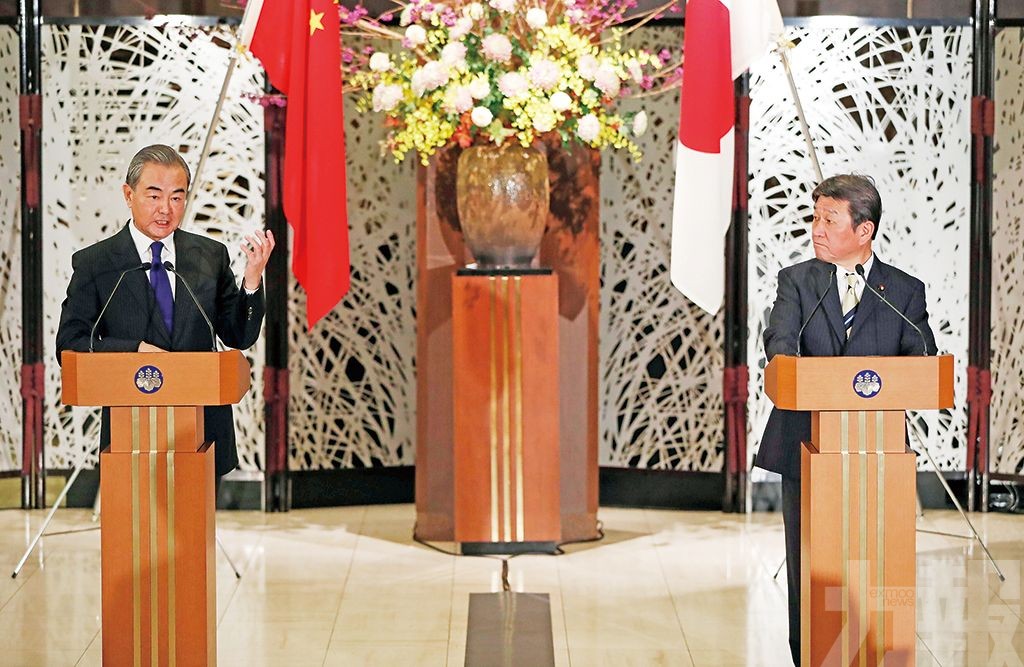 王毅訪日見日本外相