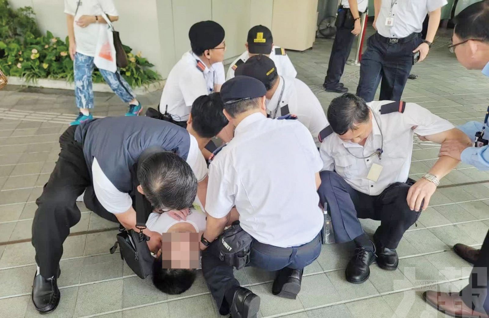 少年於政總外持刀襲擊兩保安