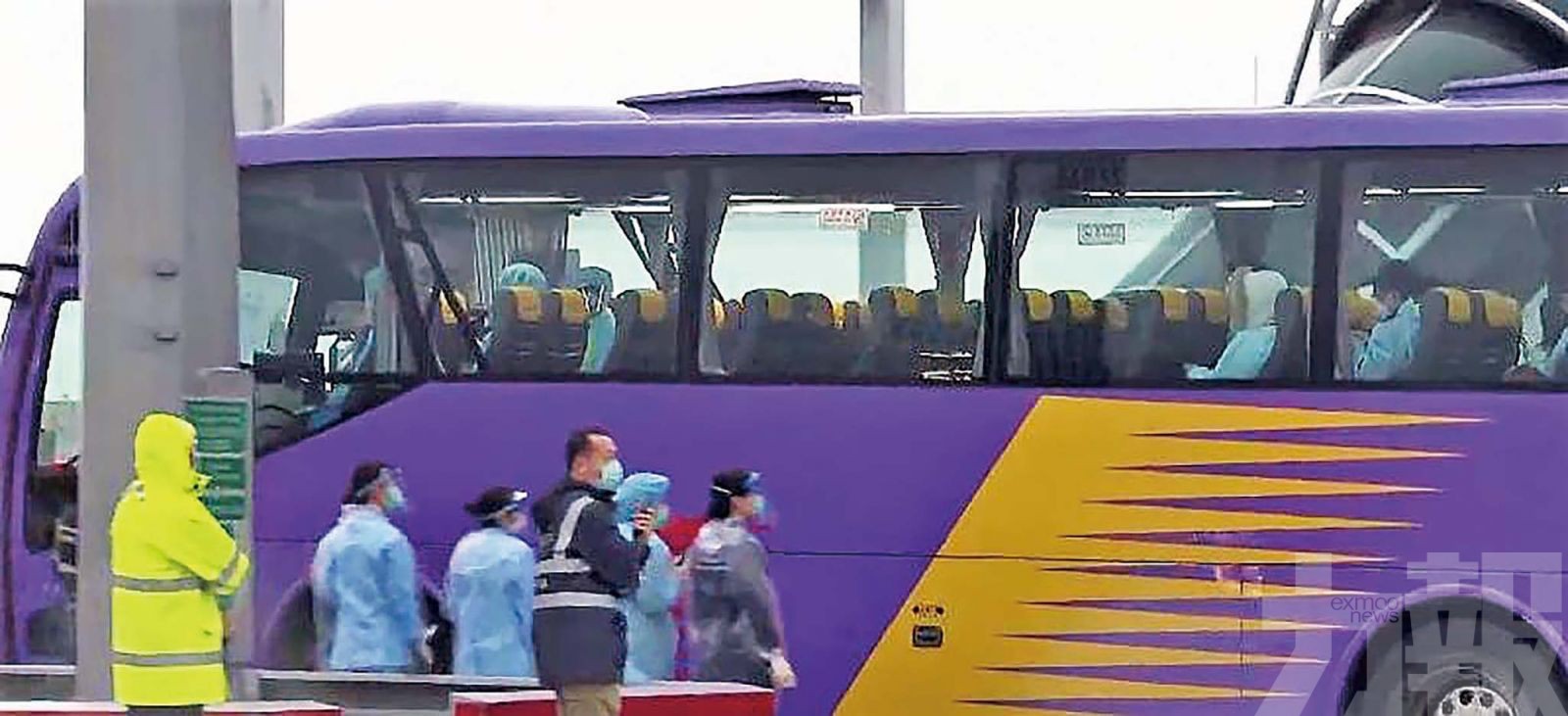 港府包機接回滯鄂港人