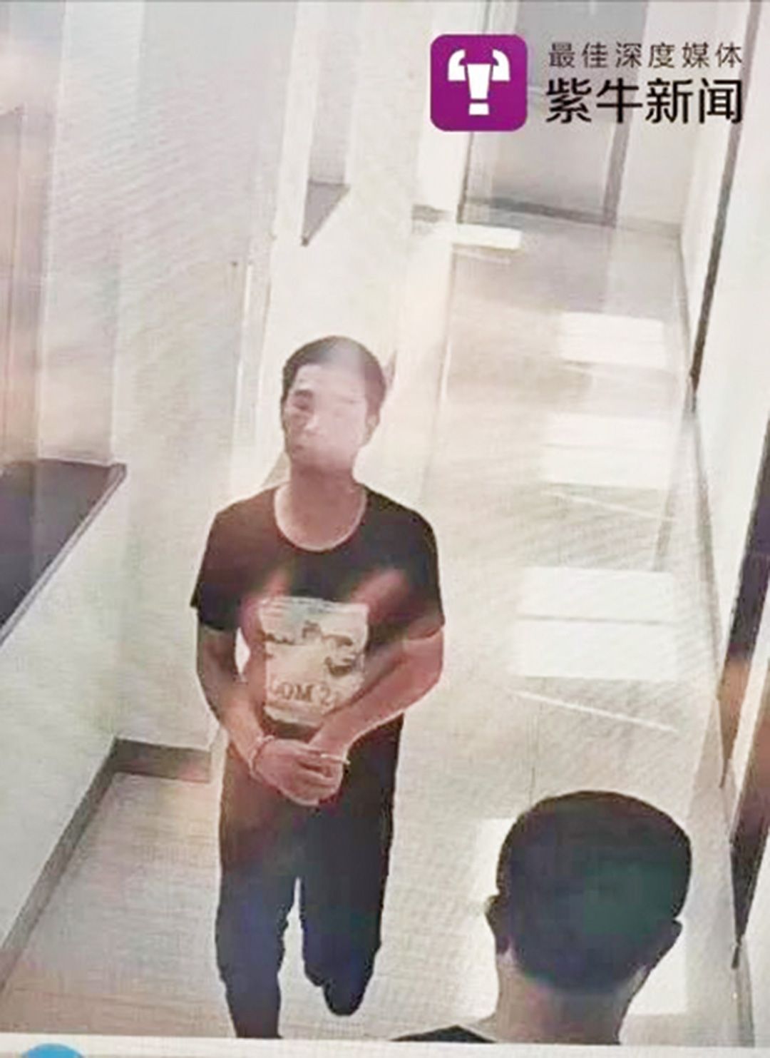 受審前戴手銬跳窗逃跑