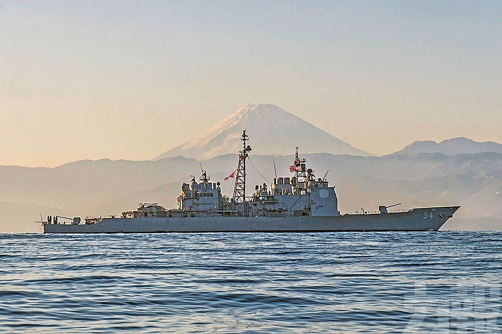 兩美軍神盾巡洋艦穿越台海