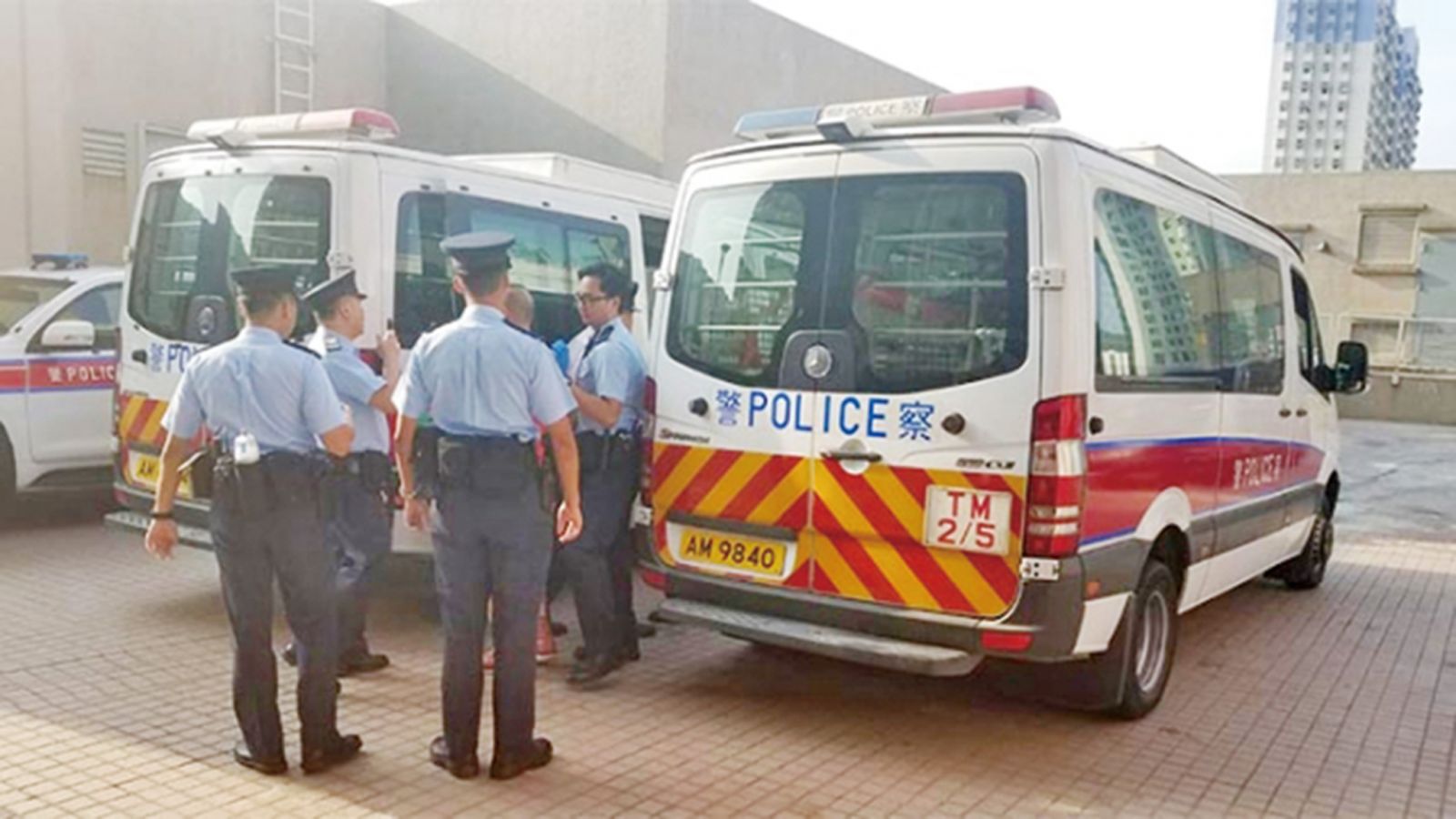 港夫婦及女兒倒斃家中