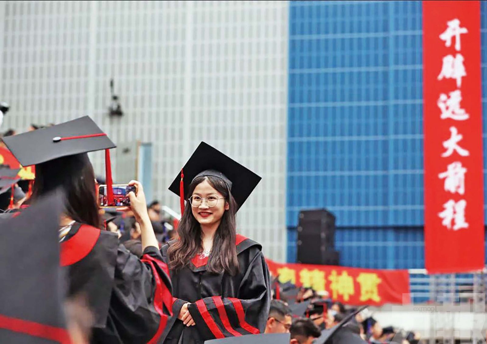 報告指內地應屆生平均月薪過萬