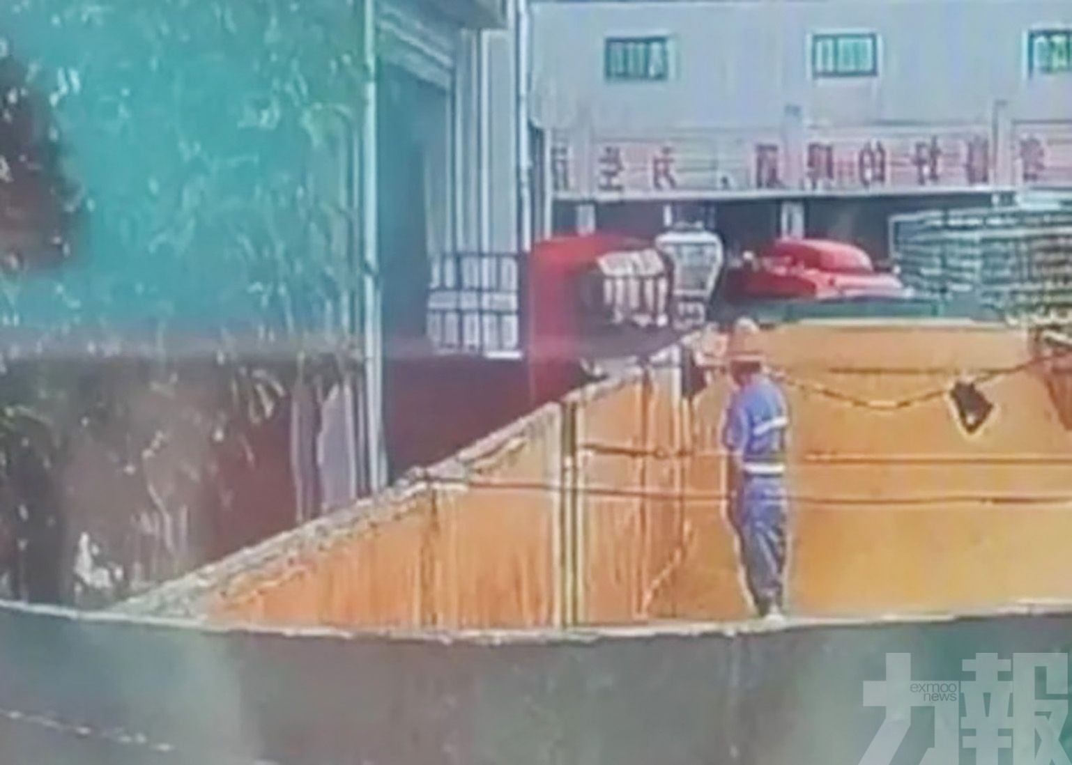 青島啤酒工人原料倉小便