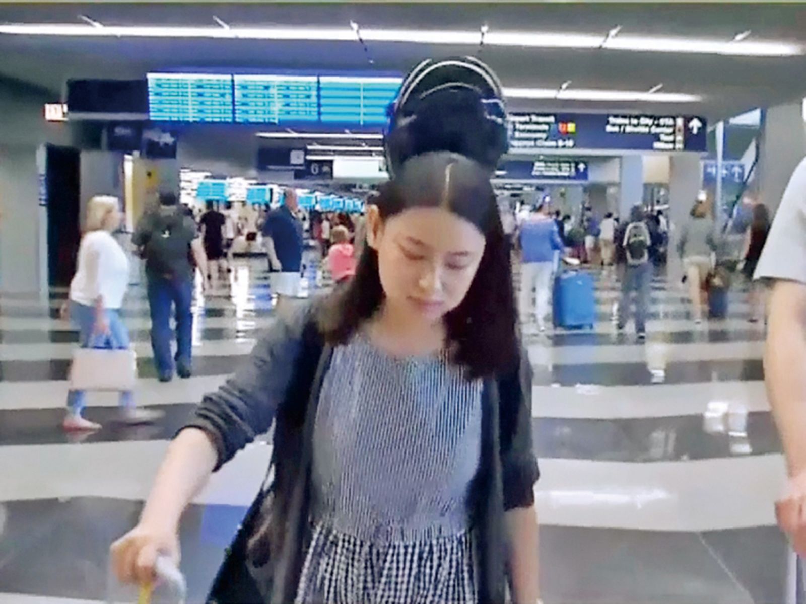 中國女留學生攜琴乘機