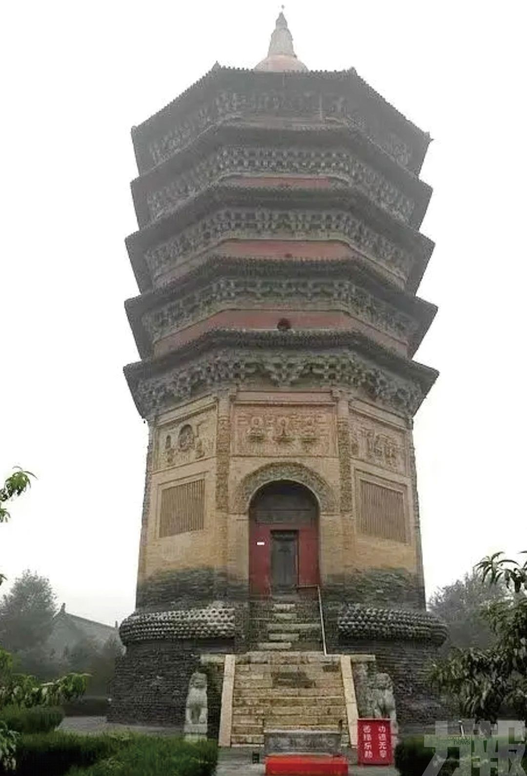 韓國遊客飛無人機撞上河南古塔