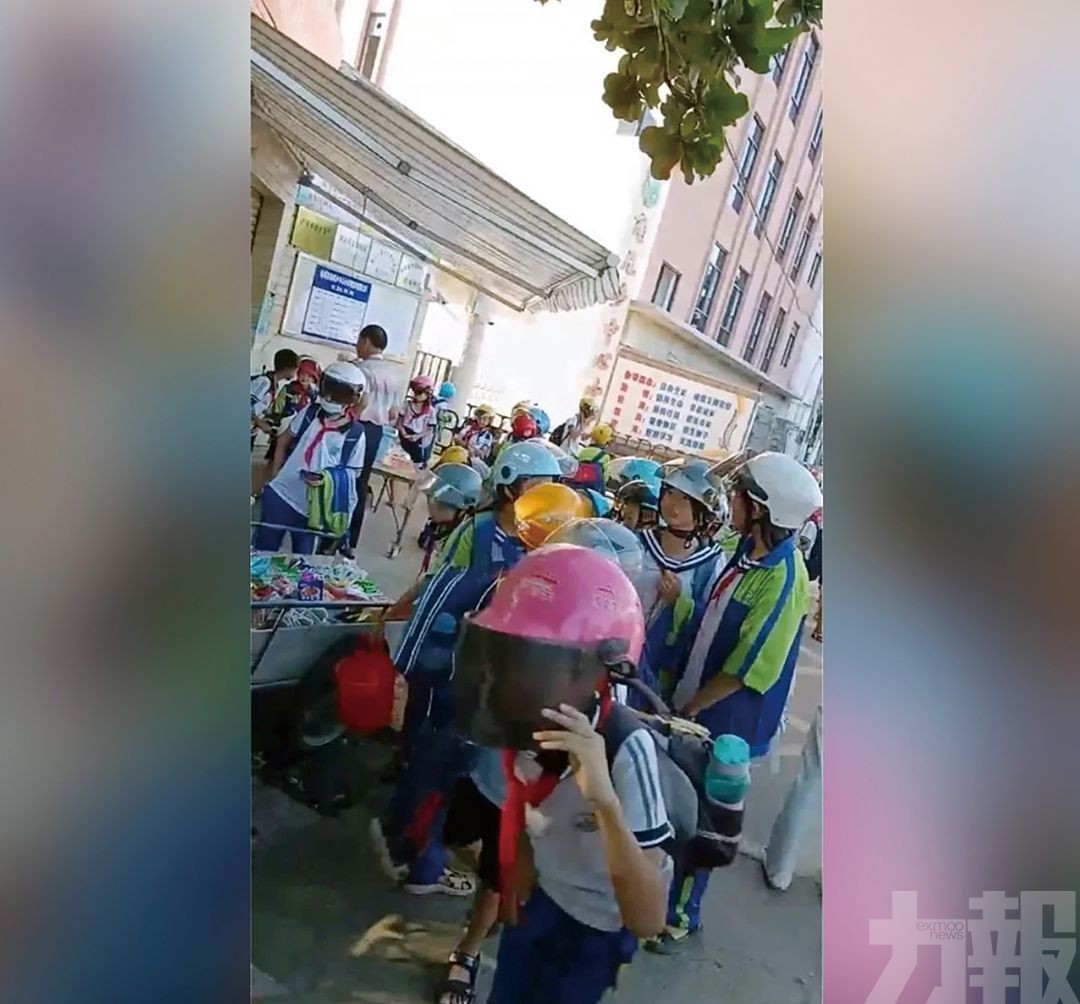湛江一小學要求學童上下學戴頭盔