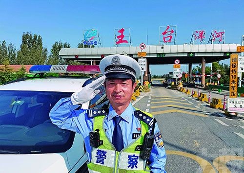 青島網紅交警盤查酒駕司機
