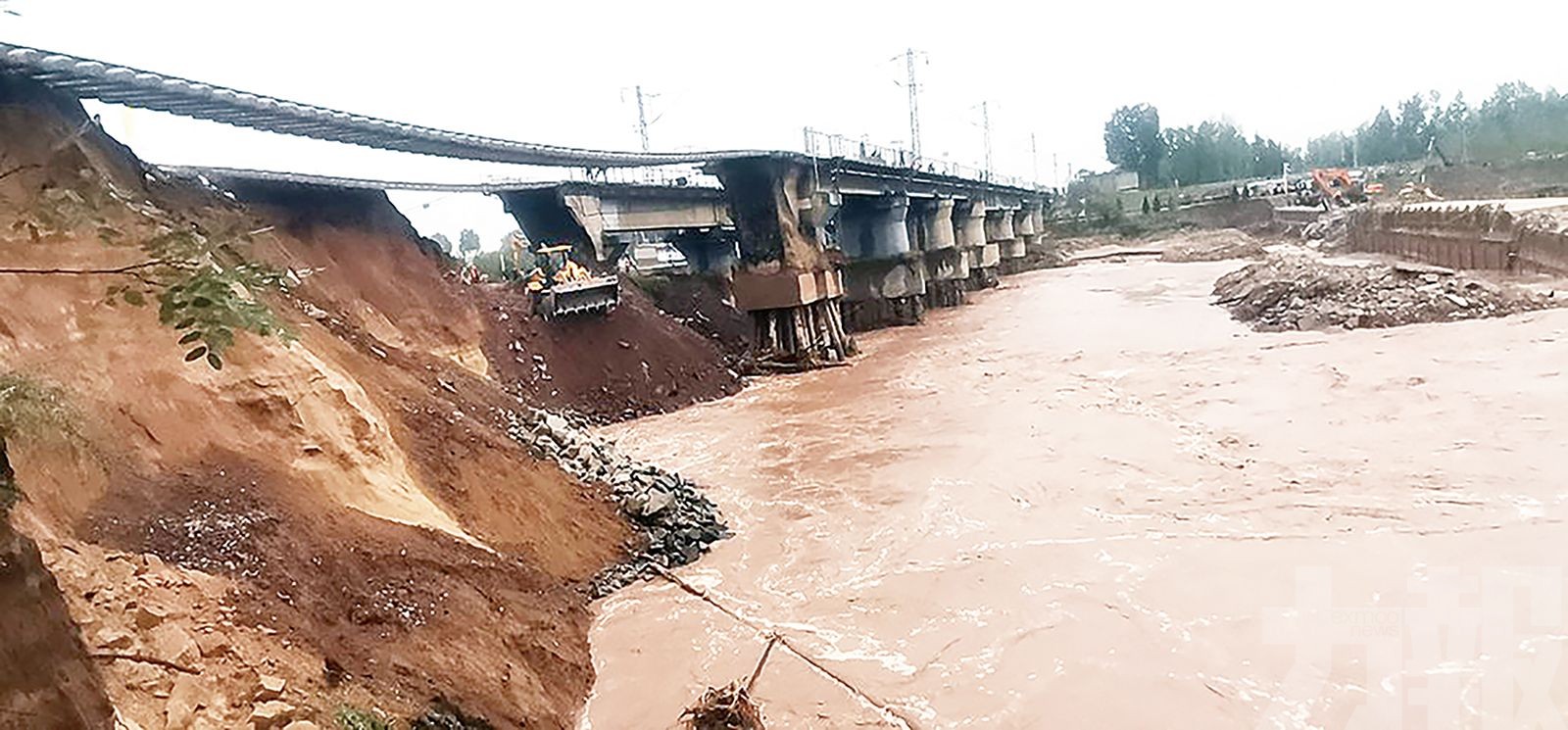 山西暴雨致昌源河大橋垮塌