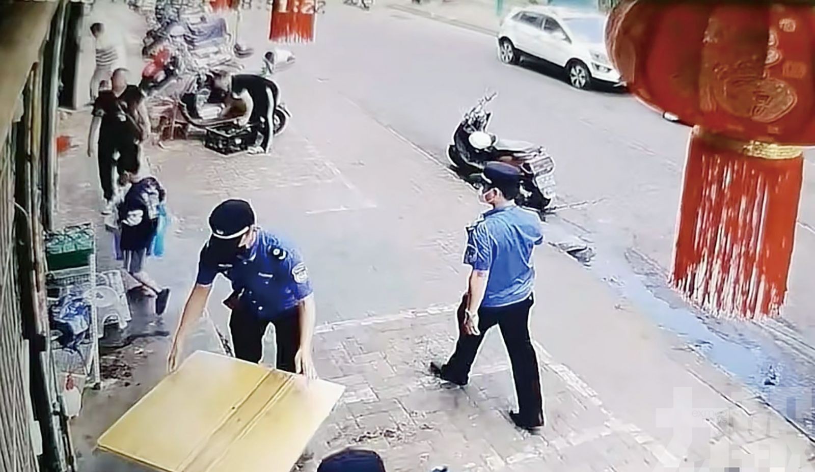 三亞城管沒收男童學習桌椅
