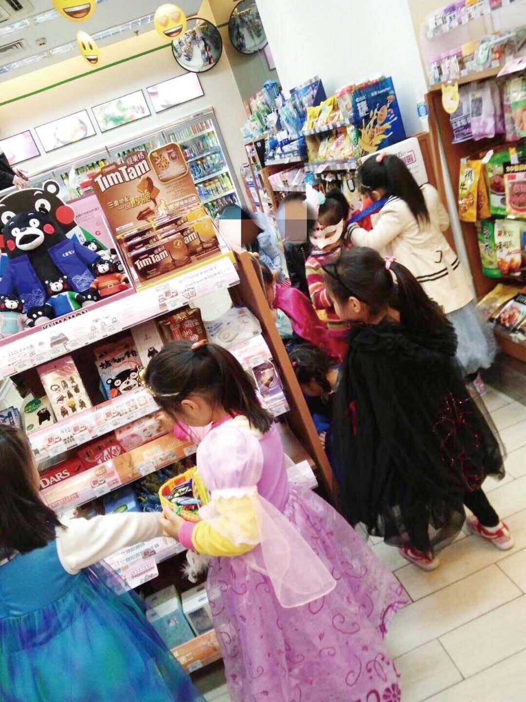 孩童收店員萬聖節糖果